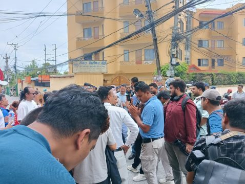सेयर लगानीकर्ता ‘क्यापिटल मार्केट रेस्क्यु प्लान’ माग्दै सेबोनमा, अध्यक्ष भट्ट अर्थमन्त्रीसँग छलफलमा