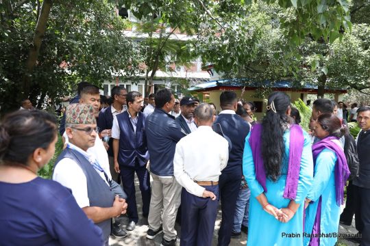 करार अवधि थप गर्न दबाब दिँदै कर्मचारीहरूले आज पनि जारी राखे विरोध प्रदर्शन