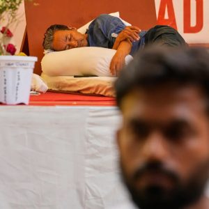 दिल्लीमा आमरण अनशन गरिरहेका वाङचुकलाई २१औं दिन प्रहरीले उठायो, सफदरजंग अस्पताल भर्ना