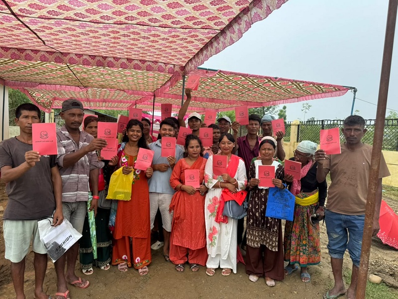 सरकारले सुकुम्बासीलाई बाँड्न थाल्यो लालपुर्जा, भूमिहीन २९ परिवार बने जग्गाधनी