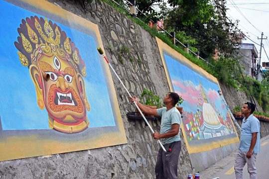 चित्रले सजिँदै काठमाडौंका सडक किनार, कोटेश्वरमा यसरी तयार हुँदैछ पेन्टिङ