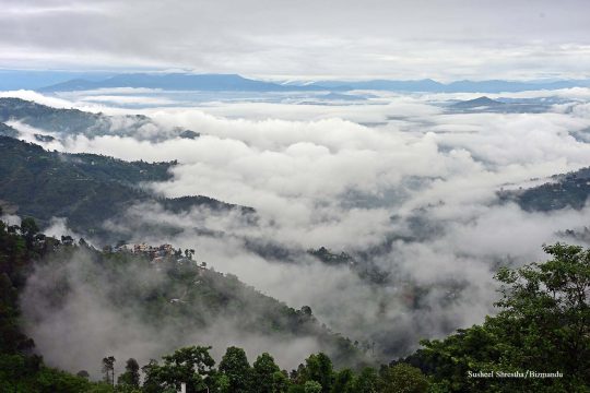 मनसुनको मनमोहक दृश्य : धुलिखेलबाट हुस्सु र कुहिरोले छेकेको डाँडा (तस्विरहरु)