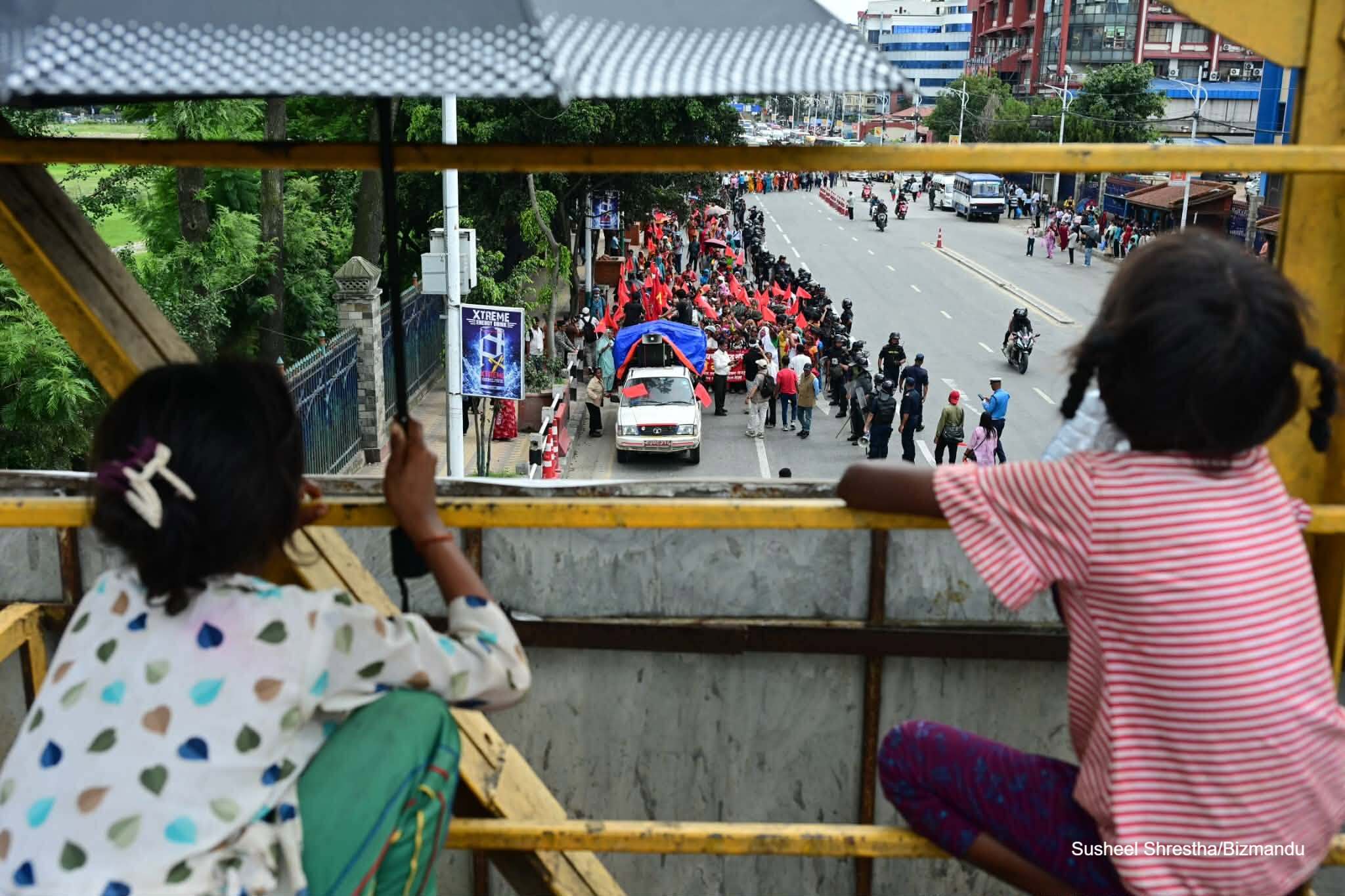 मार्च गर्दै सिंहदरबार जान चाहन्थे लघुवित्त पीडित, प्रहरीले रत्नपार्कमै रोक्यो (तस्विरहरु)