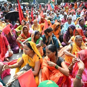 लघुवित्तका आन्दोलनरत ऋणीसँग वार्ता गर्न अर्थमन्त्रीले गठन गरे समिति, संयोजकमा आचार्य