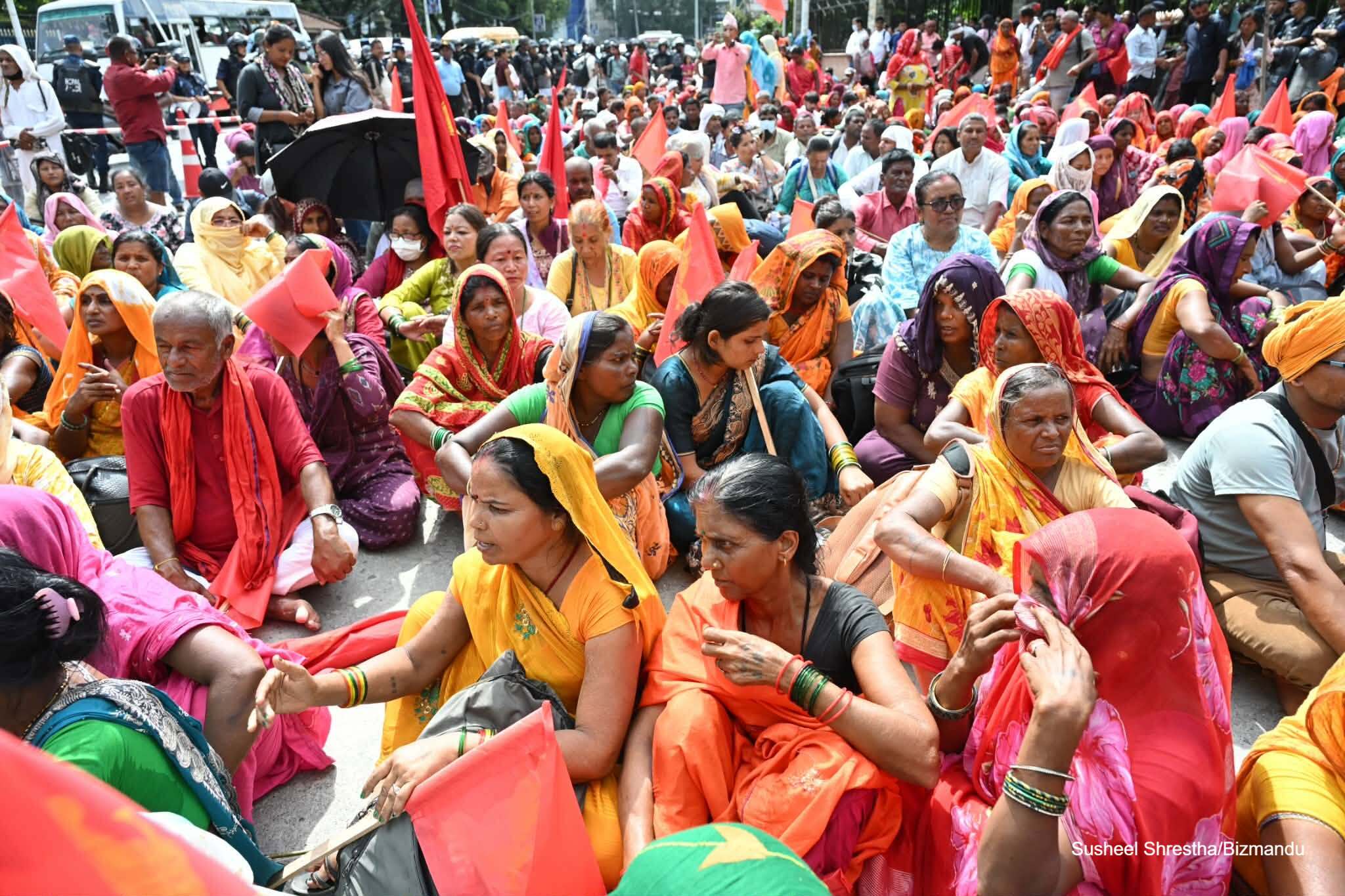 लघुवित्तका आन्दोलनरत ऋणीसँग वार्ता गर्न अर्थमन्त्रीले गठन गरे समिति, संयोजकमा आचार्य
