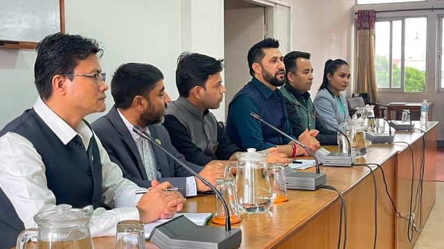 मधेशको हिंसा कम गर्न समन्वयकारी भूमिका खेल्न सांसदहरुलाई लामिछानेको निर्देशन