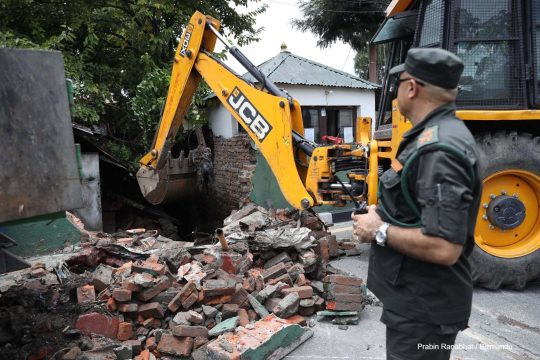 माइतीघरको डुबान समाधान गर्ने महानगरको प्रयास, टुकुचामा निकास पठाउन भत्काइयो पर्खाल