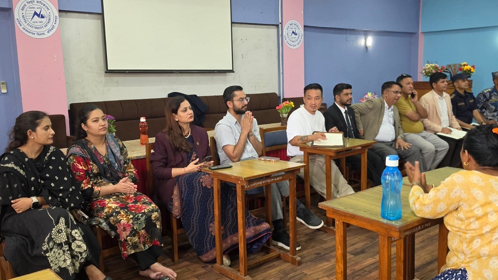 डुबानले बिचल्लीमा परेका सुकुम्बासीलाई फकाउने सरकारको प्रयास, होल्डिङ सेन्टरमा ६ मन्त्री