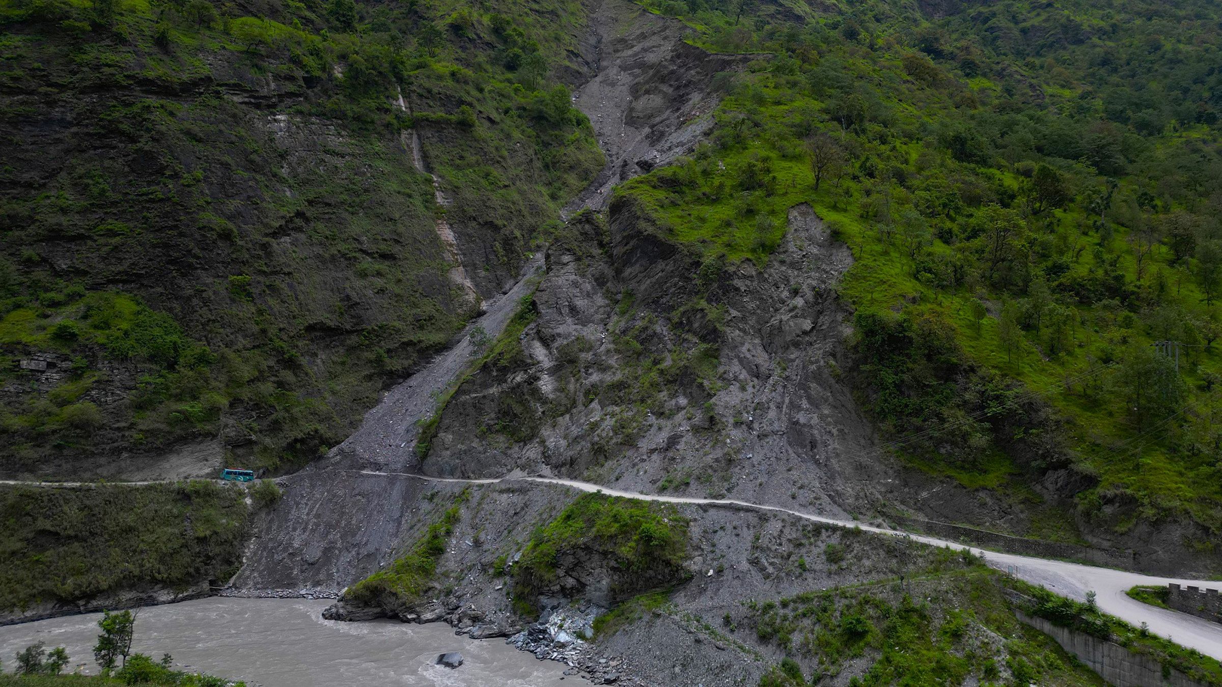वर्षाले देशभरका प्रमुख राजमार्ग प्रभावित, ६ सडकखण्डमा आवागमन अवरुद्ध