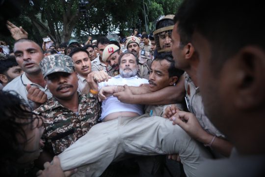 दिल्लीमा धर्ना बसेका राहुल गान्धीलाई प्रहरीले उठाएर लग्यो, मागेका थिए मोदीको राजीनामा