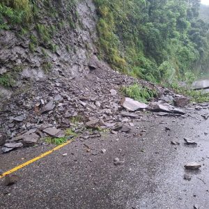 नागढुंगा-पिपलामोड जोड्ने सडक भासियो, सवारी आवतजावत पूर्ण रूपमा बन्द