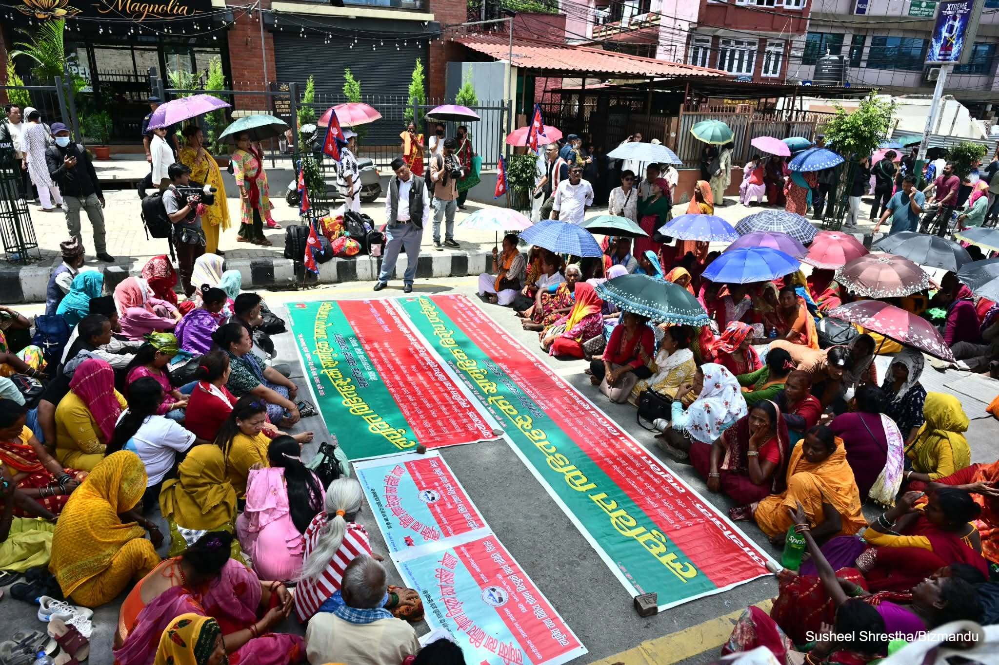 माइतीघरमा लघुवित्त पीडितहरु सामुहिक आमरण अनसनमा (तस्विरहरु)