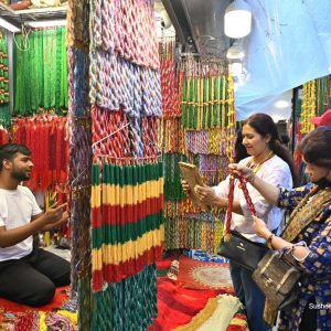 इन्द्रचोकमा साउनको किनमेल, हरिया चुरा र पहिरनको व्यापार बढ्यो (तस्विरहरु)
