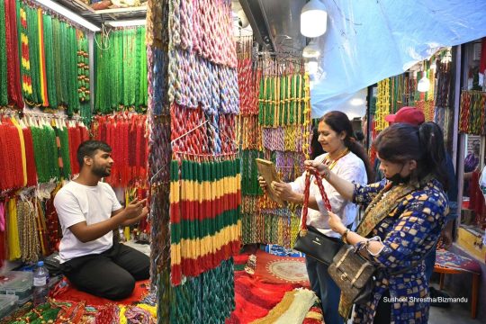 इन्द्रचोकमा साउनको किनमेल, हरिया चुरा र पहिरनको व्यापार बढ्यो (तस्विरहरु)