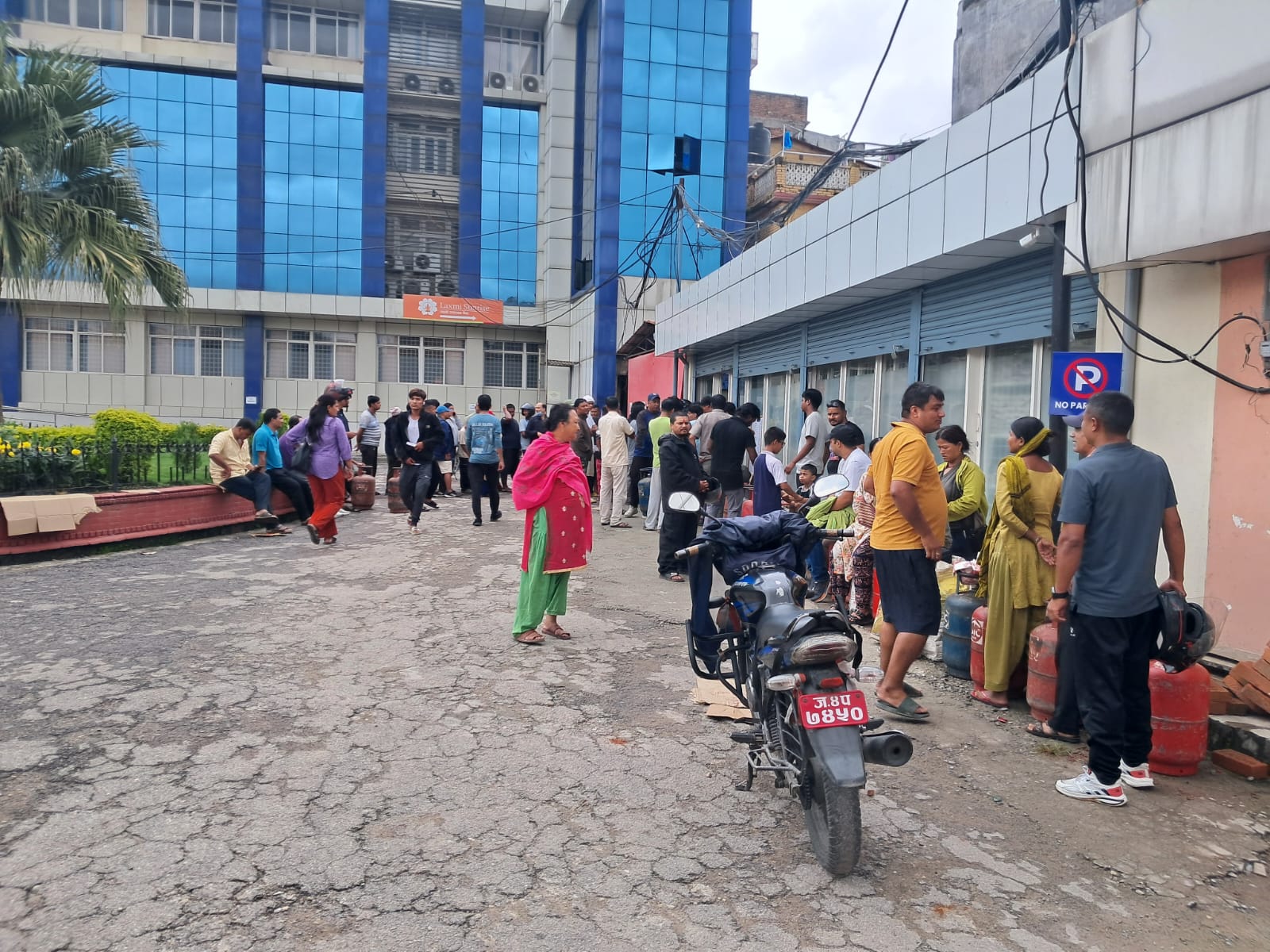 साल्ट ट्रेडिङमा ग्यास लिन आउनेको भिड, दैनिक ३०० बढी सिलिण्डरको माग