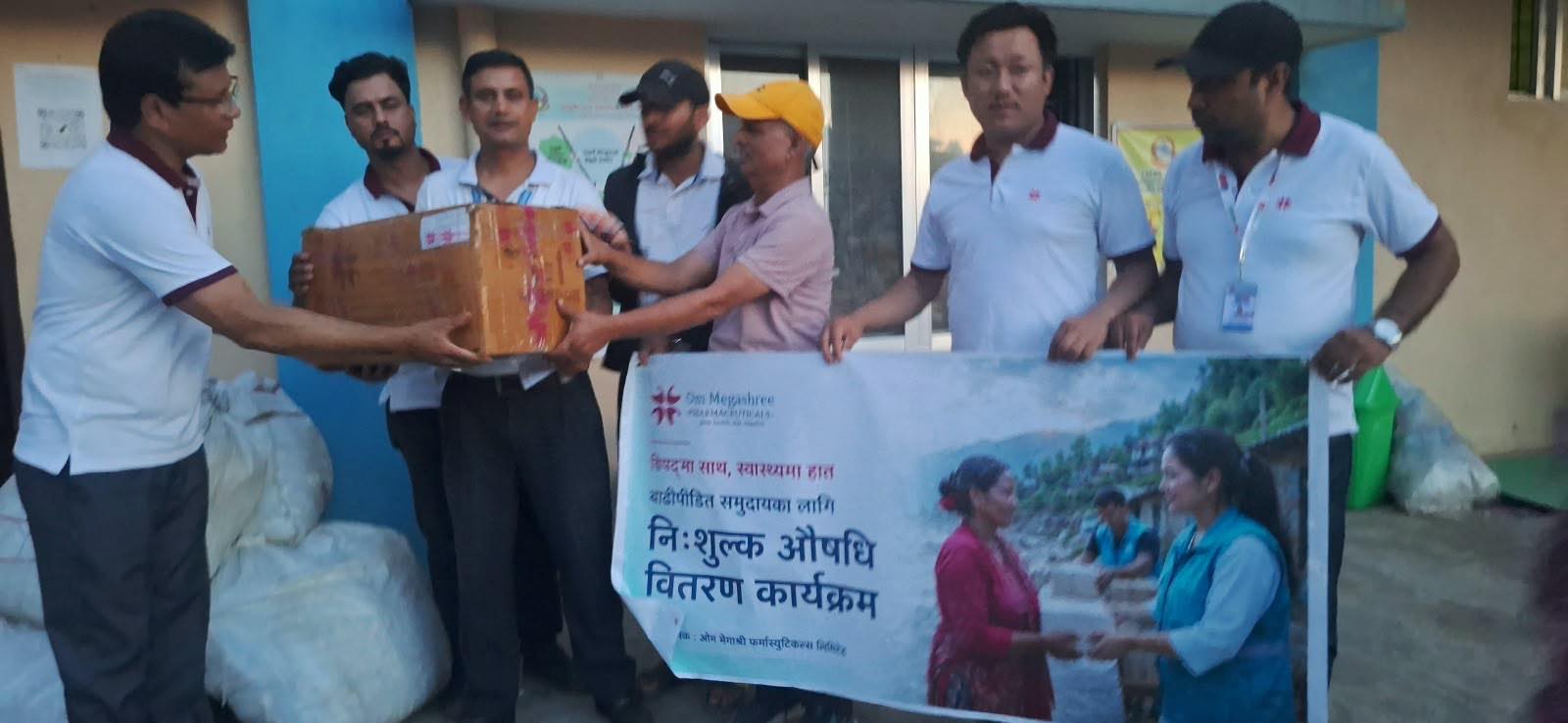 ओम मेगाश्री फर्मास्युटिकल्सले रसुवा बाढी पीडितका लागि सात लाख बराबरको सहयोग