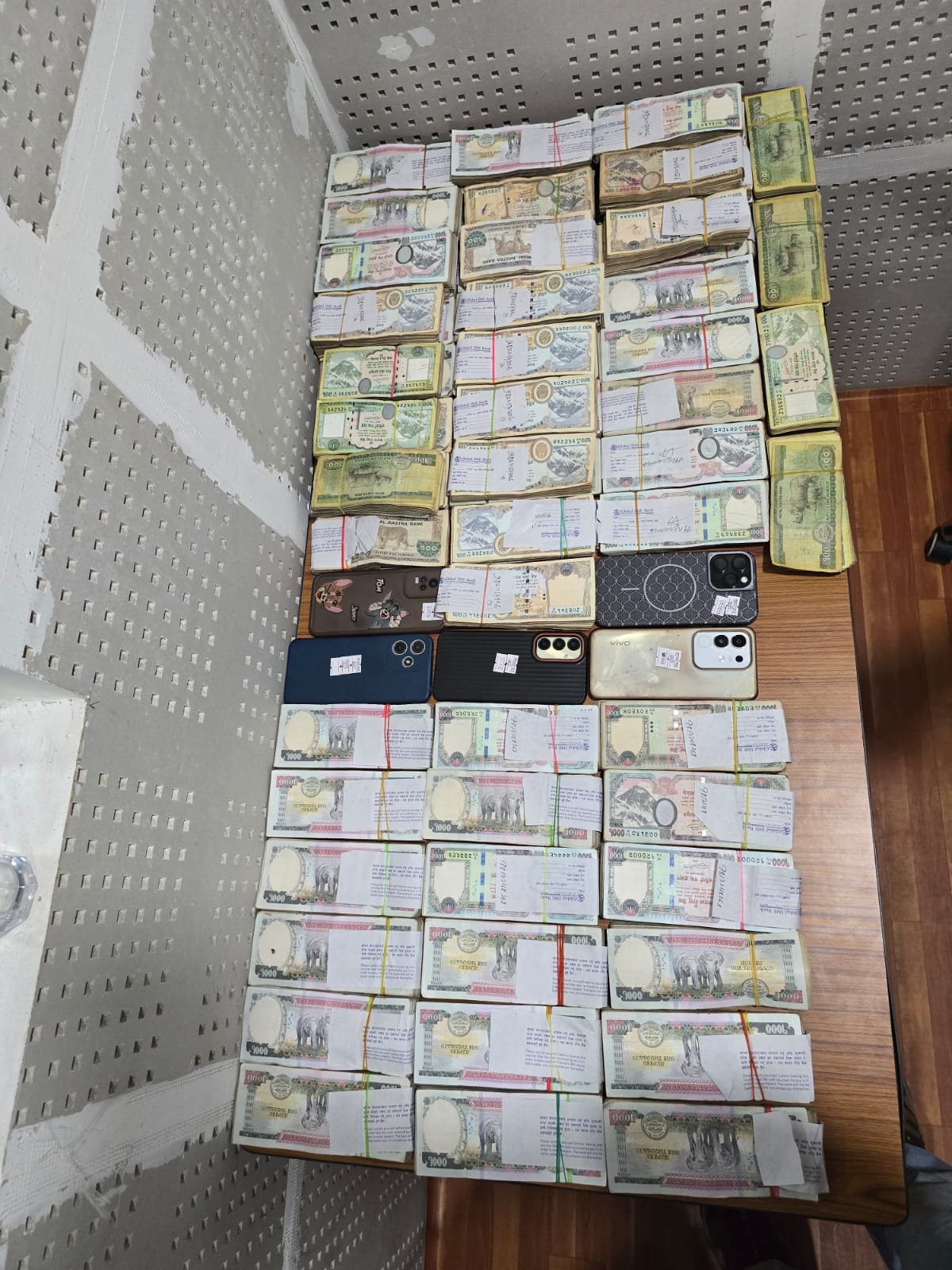 दुईवटा बाइकमा आएका युवाको साथमा भेटियो साढे ५२ लाख रुपैयाँ, पक्राउसँगै अनुसन्धान हुँदै