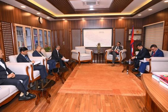 अर्थमन्त्री र राष्ट्र बैंकका कार्यकारी निर्देशकबीच छलफलः वित्तीय संकट झेलिरहेका उद्योगीलाई सहजीकरण गर्न सुझाव