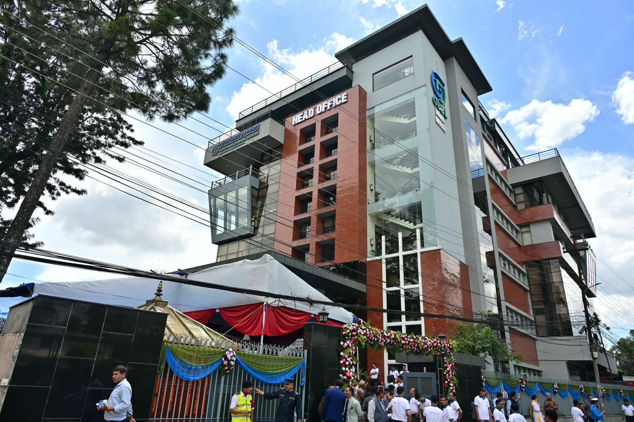 बालुवाटारमा गरिमा विकास बैंकको केन्द्रिय कार्यालय उद्घाटन, ‘निक्षेपकर्ताको भरोसा बन्यो सहारा’