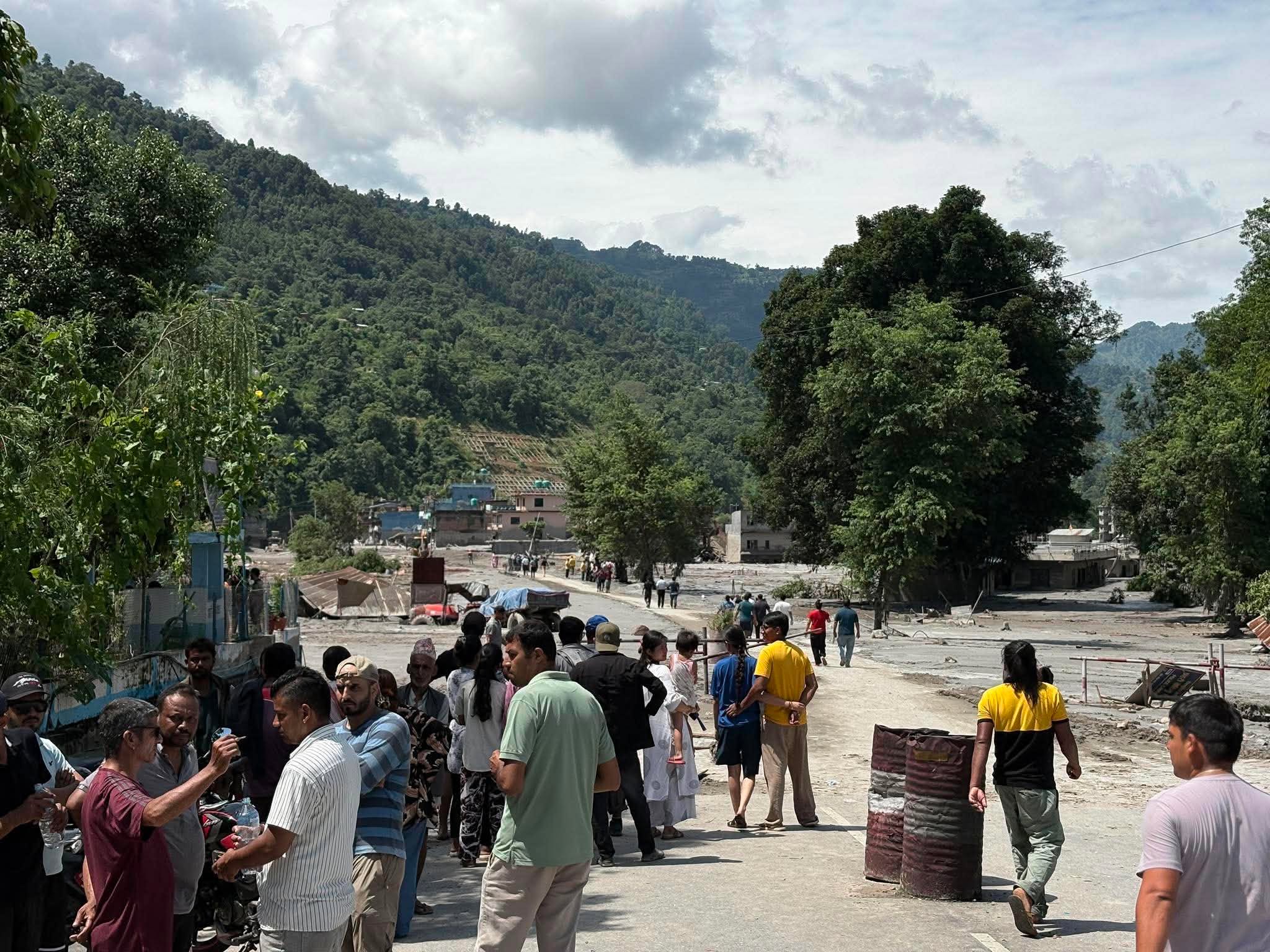 बाढीले पुल बगाएपछि टुटेको धादिङबेसीको सडक सम्पर्क पुनः जोडियो वैकल्पिक मार्गमार्फत