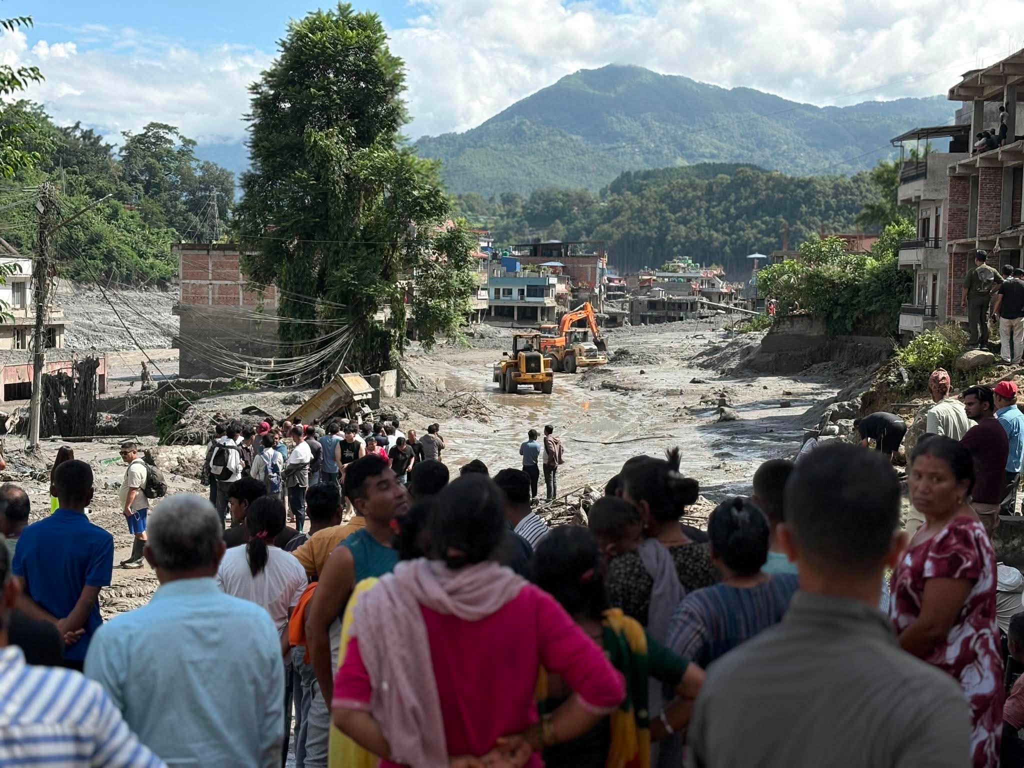 भोटेकोशी बाढीले पृथ्वी राजमार्ग अझै अवरुद्ध, गल्छी-बैरेनीमा बाक्लो लेदो हटाउन कठिन