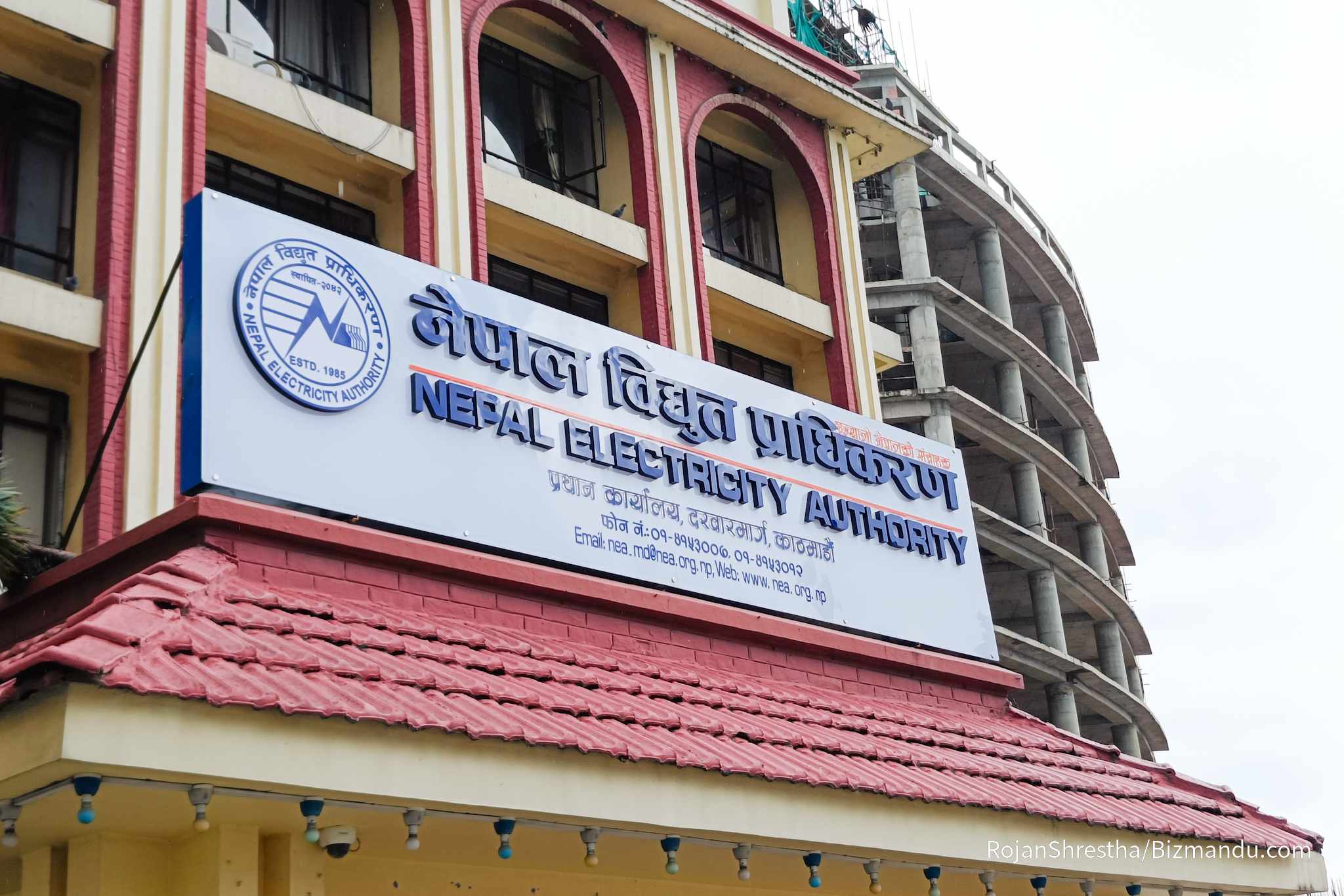 डेढ खर्बको कारोबार गर्ने संस्थामाथि सरकारको खेलाँची, निमित्तको भरमा चलाउँदा लथालिङ्ग