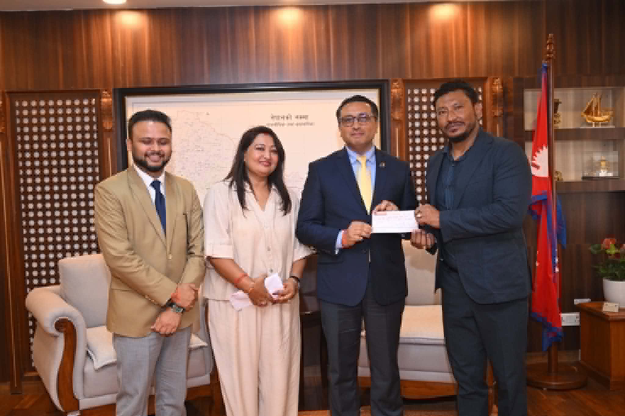 बाढी प्रभावितको पुनर्स्थापनामा साइमेक्सको साथ, अर्थमन्त्रीलाई ७ करोडको चेक हस्तान्तरण
