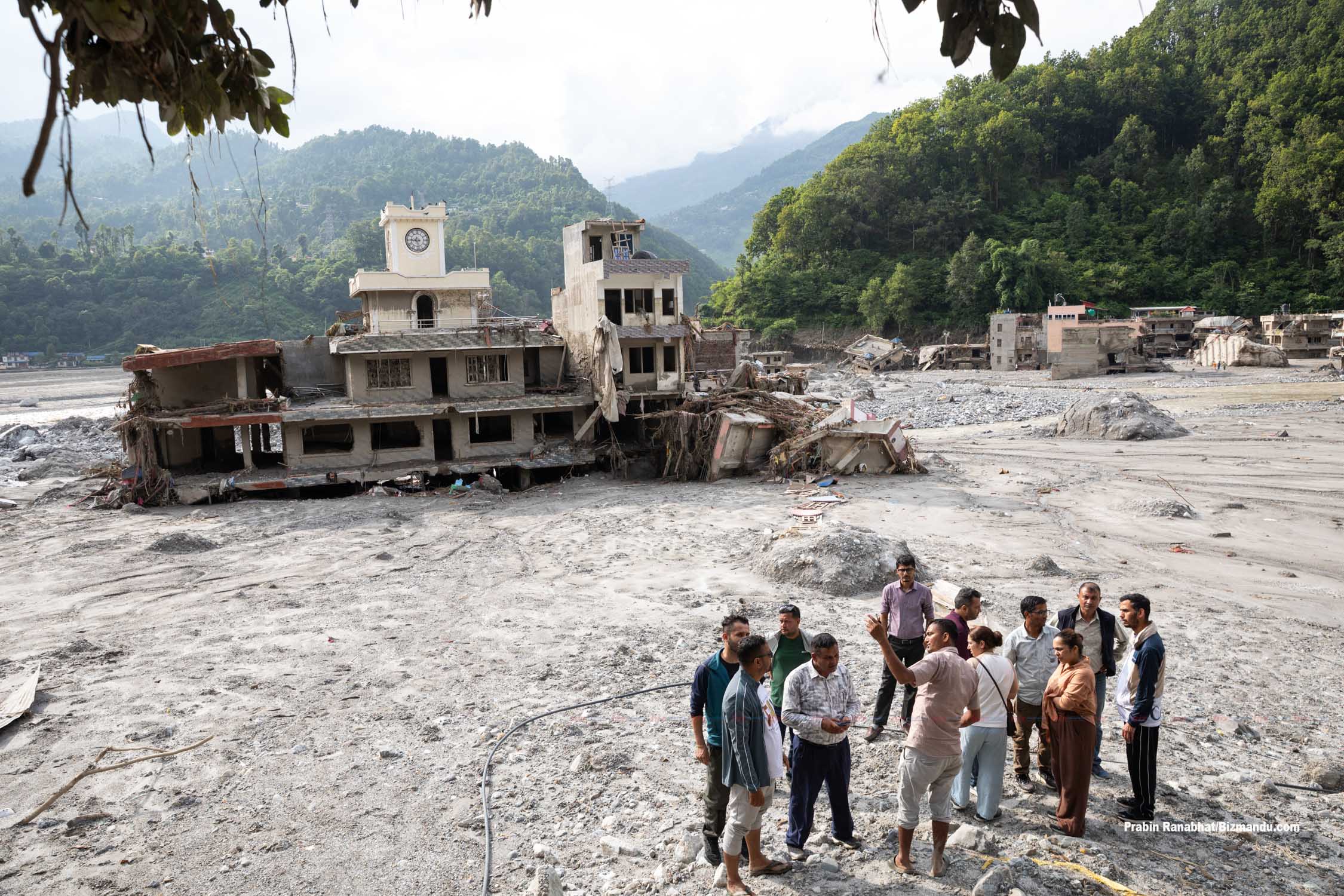भोटेकोशी बाढी प्रभावितको राहतका लागि सोनाम गियरले सरकारलाई दियो २० लाख रुपैयाँ
