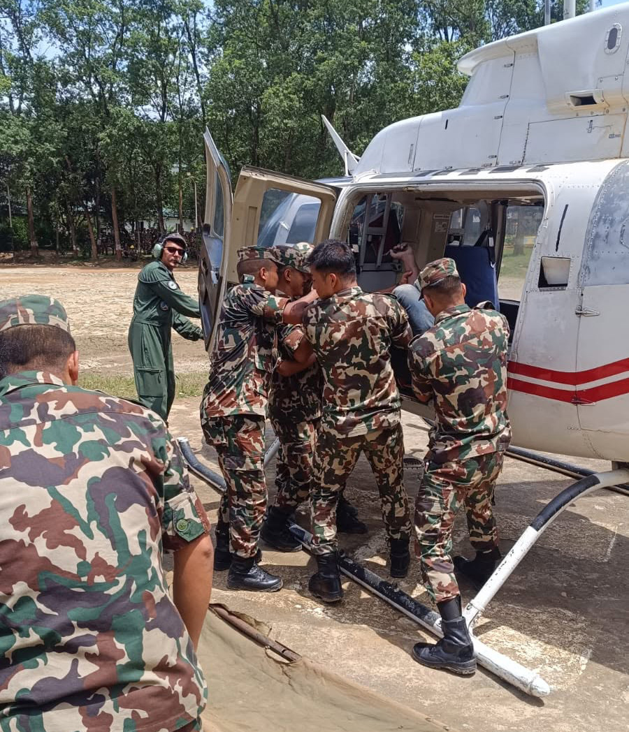 भोटेकोशी बाढी : सेना र निजीसहित १२ वटा हेलिकप्टर उद्धारमा खटिए, १२ जनाको उद्धार