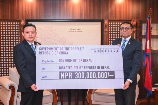 बाढी पीडितका लागि चीनले दियो ३० करोड रुपैयाँ, राजदूतले अर्थमन्त्रीलाई हस्तान्तरण गरे चेक