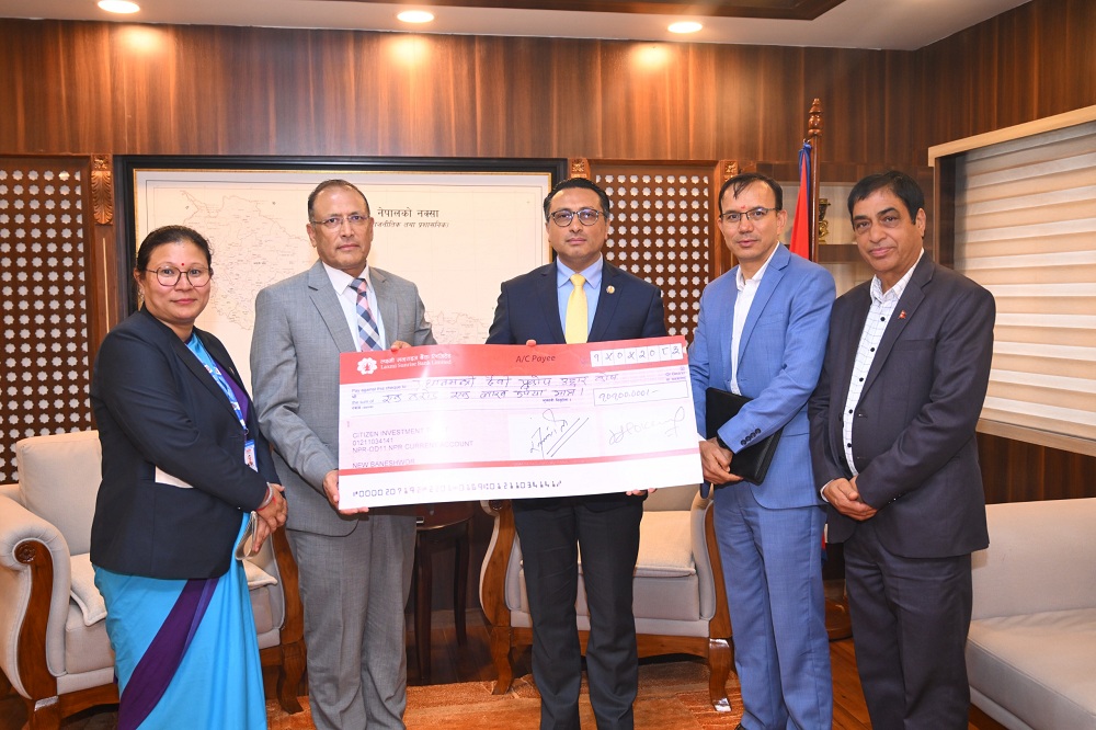 बाढी प्रभावितको पुनर्स्थापनाका लागि सरकारलाई नागरिक लगानी कोषको १ करोड १ लाख सहयोग