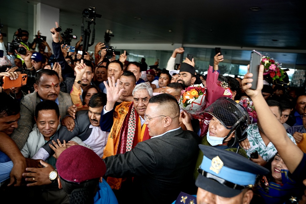 शेरबहादुर देउवा साढे ५ महिनापछि फर्किए स्वदेश, विमानस्थलमा नेता कार्यकर्ताले गरे स्वागत