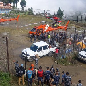 बाढी प्रभावित रसुवामा खाद्यान्न वितरण सुरु, तीन हेलिकप्टरमा पहिलो खेपमा १५ क्वीन्टल राहत