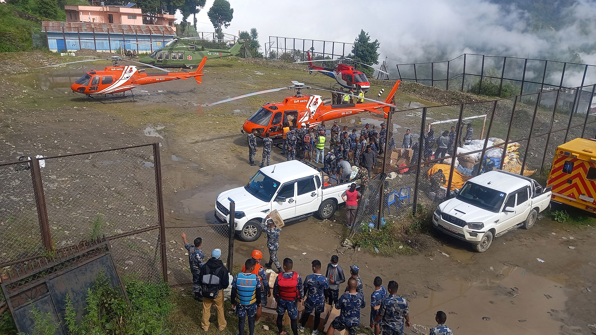 बाढी प्रभावित रसुवामा खाद्यान्न वितरण सुरु, तीन हेलिकप्टरमा पहिलो खेपमा १५ क्वीन्टल राहत