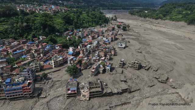 भोटेकोशीको बाढीले तहसनहस त्रिशूली बजार, डुबे नदी किनारका अधिकांश घर