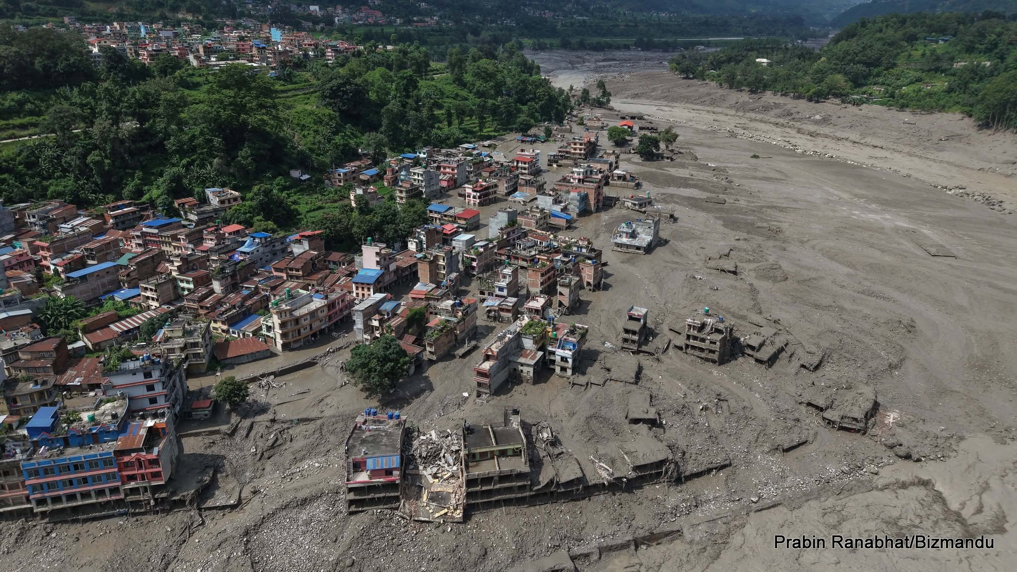 भोटेकोशीको बाढीले तहसनहस त्रिशूली बजार, डुबे नदी किनारका अधिकांश घर