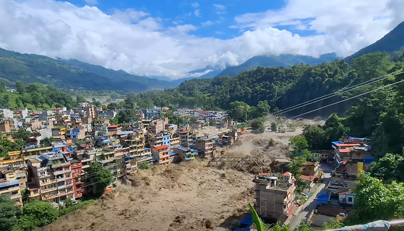 धादिङमा फुर्के खोलासहित तीनवटा पुल बाढीमा बगे, अर्को सूचना नआएसम्म यात्रा नगर्न अनुरोध