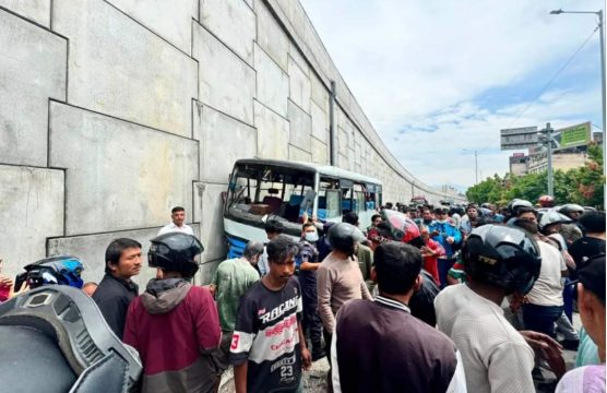ललितपुरको ग्वार्कोमा बस फ्लाइओभरमा ठोक्कियो, एक यात्रुको मृत्यु, १९ जना घाइते