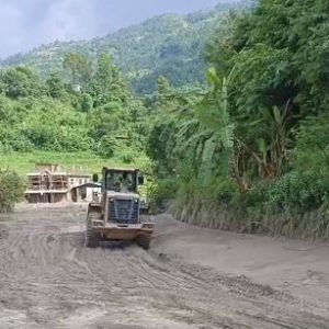 पृथ्वी राजमार्ग तेस्रो दिनमा आयो सञ्चालनमा, बाढीले थुपारेको लेदो पन्छाइएपछि चल्न थाले गाडी