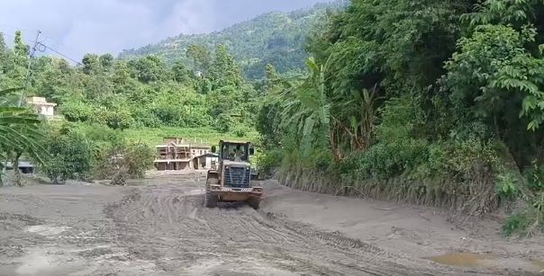 पृथ्वी राजमार्ग तेस्रो दिनमा आयो सञ्चालनमा, बाढीले थुपारेको लेदो पन्छाइएपछि चल्न थाले गाडी