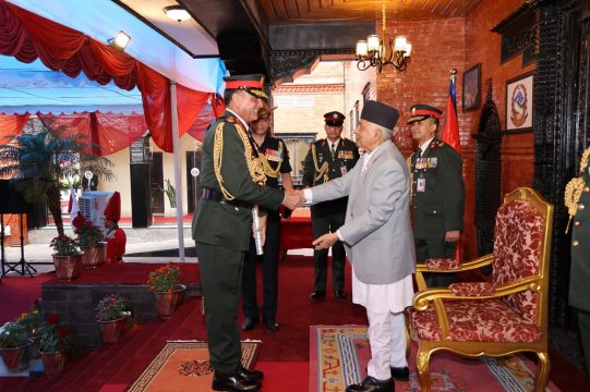 भारतका प्रधानसेनापति धीरज सेठलाई नेपाली सेनाको मानार्थ महारथीको दर्ज्यानी चिह्न