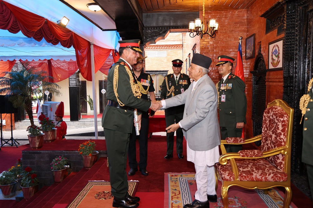 भारतका प्रधानसेनापति धीरज सेठलाई नेपाली सेनाको मानार्थ महारथीको दर्ज्यानी चिह्न