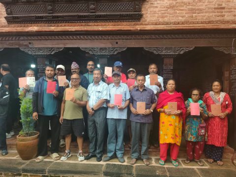 भक्तपुरको मध्यपुर थिमिका ४२१ परिवारले नाप जाँच सकिएको ४ वर्षपछि पाए लालपुर्जा