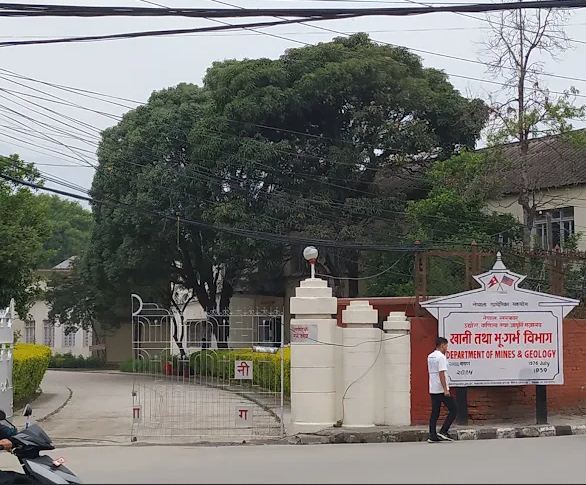 खानी विभागका जियोलोजिष्ट खनाल एक वर्षदेखि गयल, बर्खास्त गर्ने उद्योग मन्त्रालयको तयारी