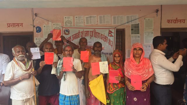 जग्गा नापजाँच गरेको ११ वर्षपछि धनुषाको मिथिला नगरपालिकाका ११० परिवारले पाए लालपुर्जा