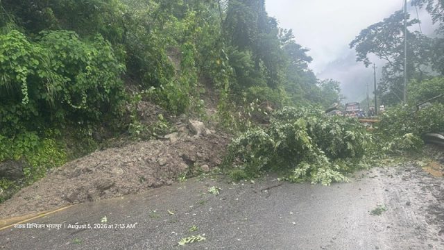 पहिरोका कारण मुग्लिन-नारायणगढ सडक पूर्णरूपमा अवरुद्ध, एक घण्टाभित्र संचालनमा ल्याउने तयारी