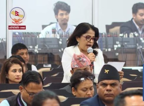 ग्यास अभावले सत्तापक्षकै सांसद आक्रोशित, ‘सरकारको गैरजिम्मेवारीपनले नागरिक सिलिण्डर बोकेर मध्यरातसम्म लाइनमा’