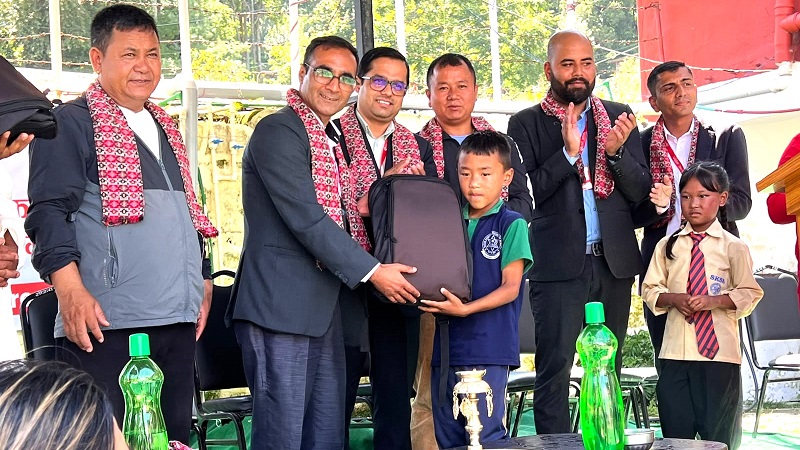 एनआईसी एशिया बैंकले दक्षिणकालीस्थित कृष्ण माविका विपन्न विद्यार्थीलाई दियो शैक्षिक सामग्री