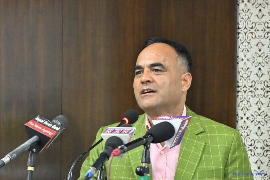 कांग्रेस फुटको संघारमा पुगेपछि संस्थापन र इतर पक्षलाई एउटै मञ्चमा ल्याउने प्रयासमा नैनसिंह महर