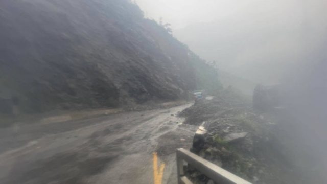 नाम्सी नयाँ पुलमा ढुंगा खस्दा मुग्लिन-नारायणगढ सडक अवरुद्ध, पुरानो पुलबाट एकतर्फी संचालनमा
